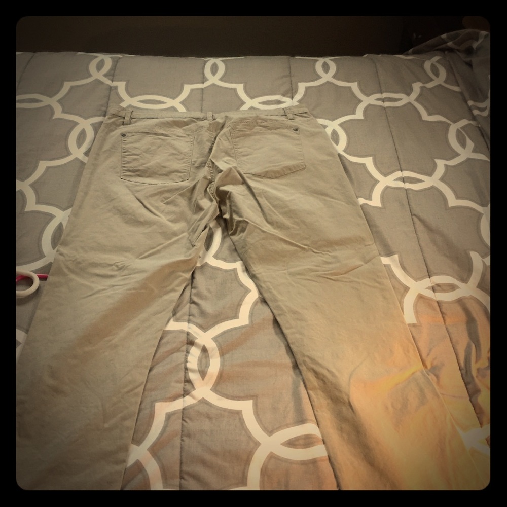 Colours by Alexander Julian men’s khakis Sz 42x32.